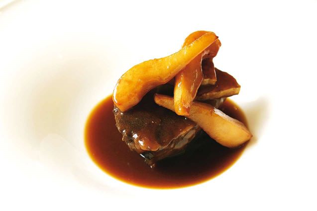 Guanciale brasato con pera e sedano rapa