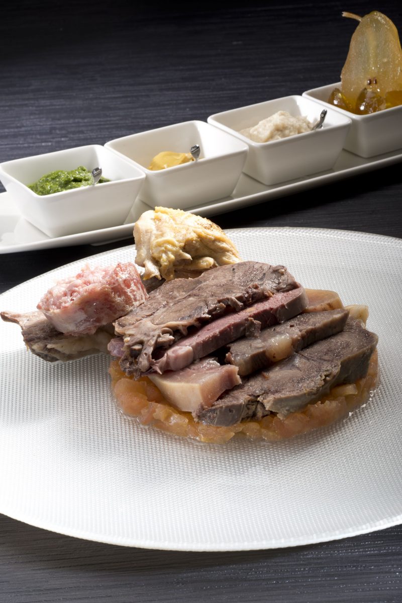 Il bollito di bue piemontese: lingua, testina, coda, cappello del prete, biancostato, cappone e cotechino