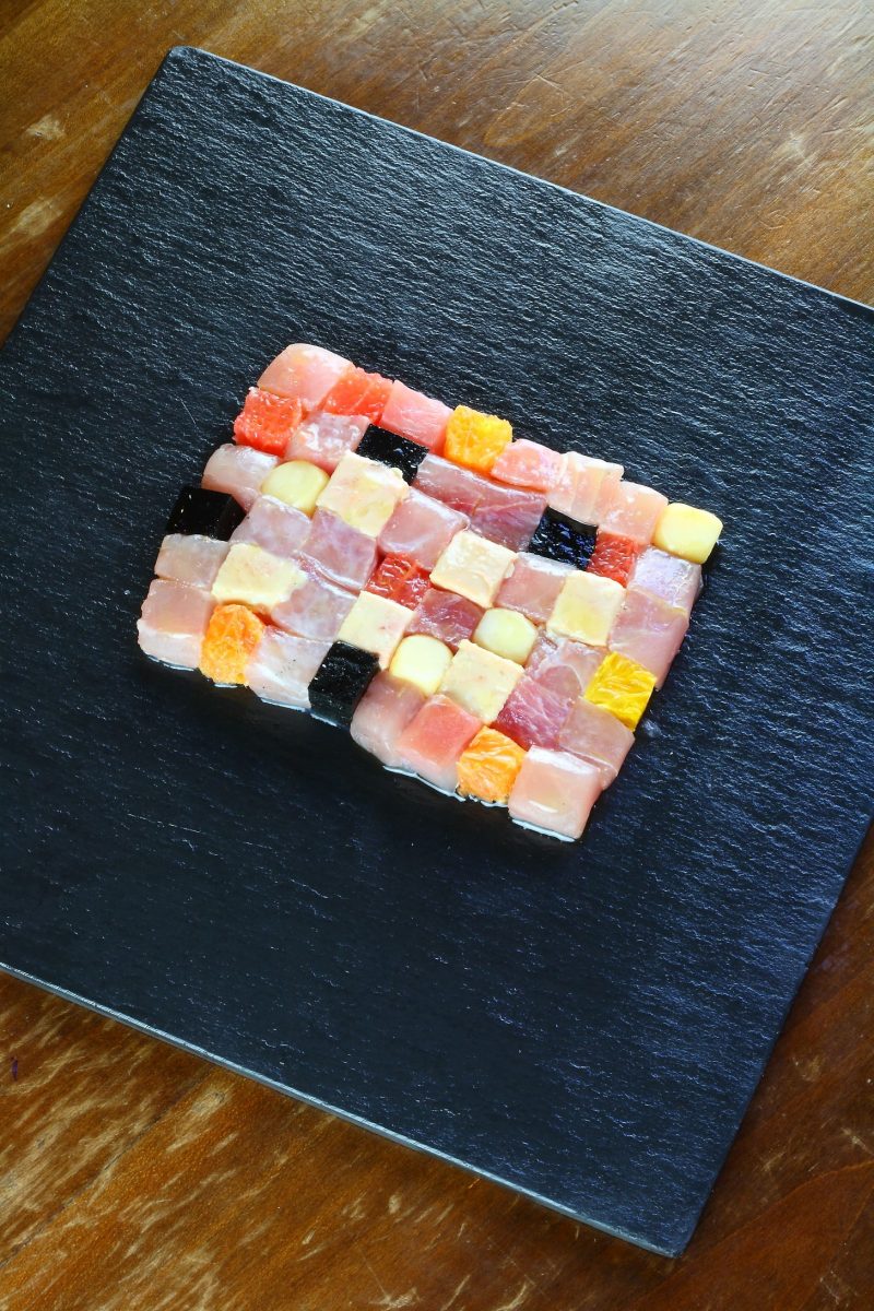 Il mosaico di ricciola cruda, foie gras e quadretti di pompelmo e arance