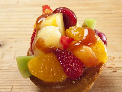 Insalata di frutta in coppa di mandorla