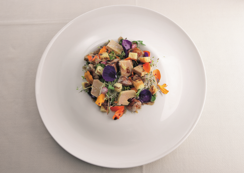 Insalata di germogli e fiori, bocconcini di quaglia caramellati con foie gras e aceto balsamico tradizionale di Modena