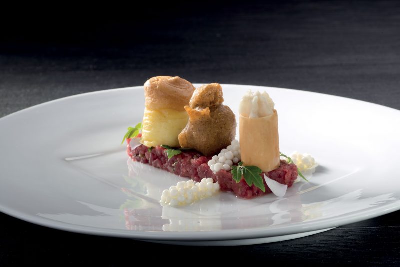 Interpretazioni dei formaggi della valtellina con tartara di manzo, fiori e colori