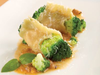 Involtino di raviolo ai broccoli, pomodoro e merluzzo leggermente salato con vongole bollite