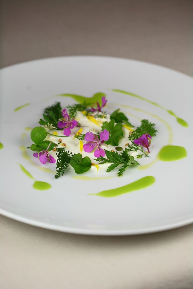 La crema di caprino da latte crudo con fiori di epilobio, achillea, millefiori ed emulsione di matricaria
