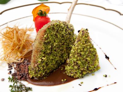 Lombatina di maiale nero panato in pistacchio di bronte e salsa al cioccolato di Modica