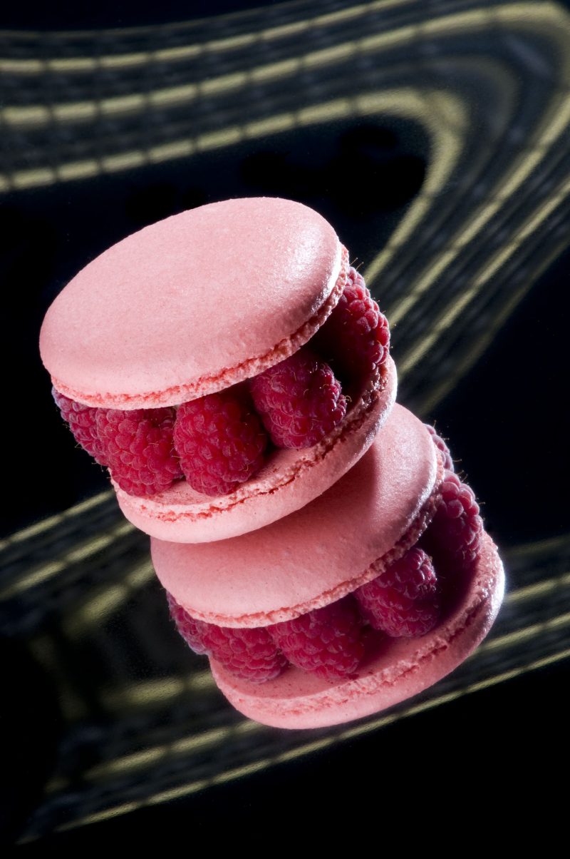 Macaron ai lamponi e formaggio fresco acidulo