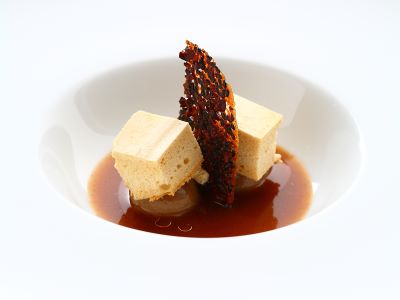 Maialino da latte con falsi carciofi e croccante al cacao