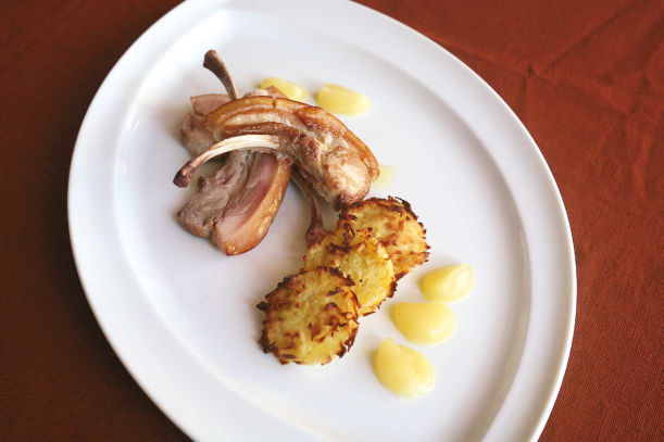 Maialino da latte con patate croccanti e purea di mele