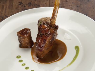 Maialino nero dei Nebrodi alla chiaramontana
con il suo sugo, fagioli vellutina di trapani e salsa di erbette selvatiche