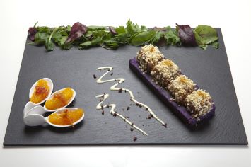 Maialino su patate viola con granella di mandorle, ragù di porcini, profumo di agrume, grue di cacao e composta tiepida di cipolla di tropea e arancia