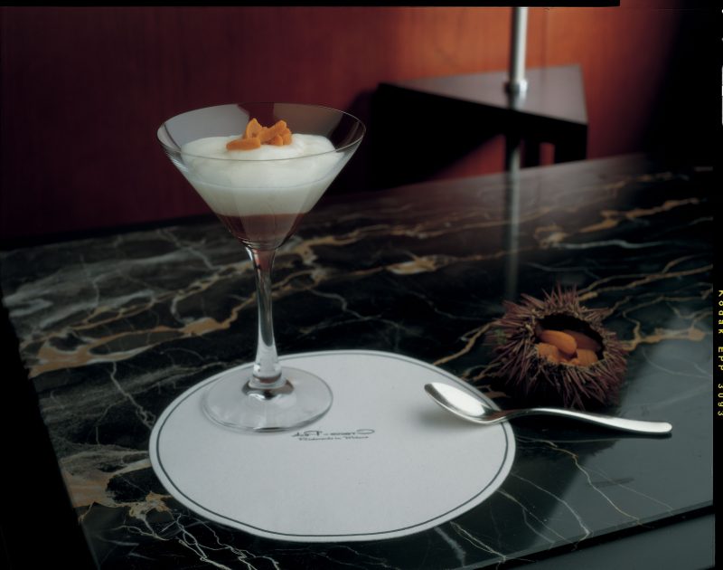 Martini dry con ricci di mare e crema di mandorle abbrustolite