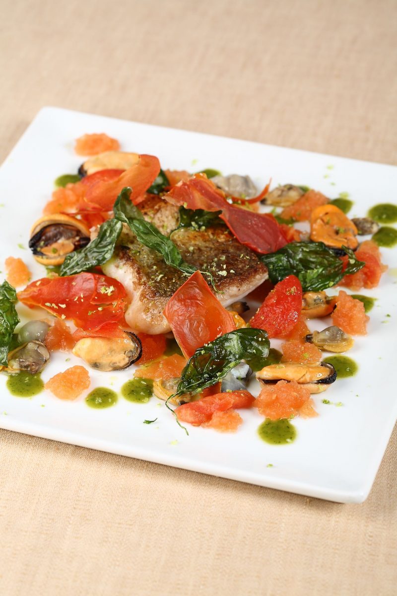 Mediterraneo: scaloppa di merluzzo, molluschi, pomodoro rappreso e acqua di mare ai sapori mediterranei