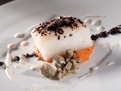 Merluzzo cotto a bassa temperatura con crumble di capperi, pappa al pomodoro, polvere di olive e salsa di mandorle