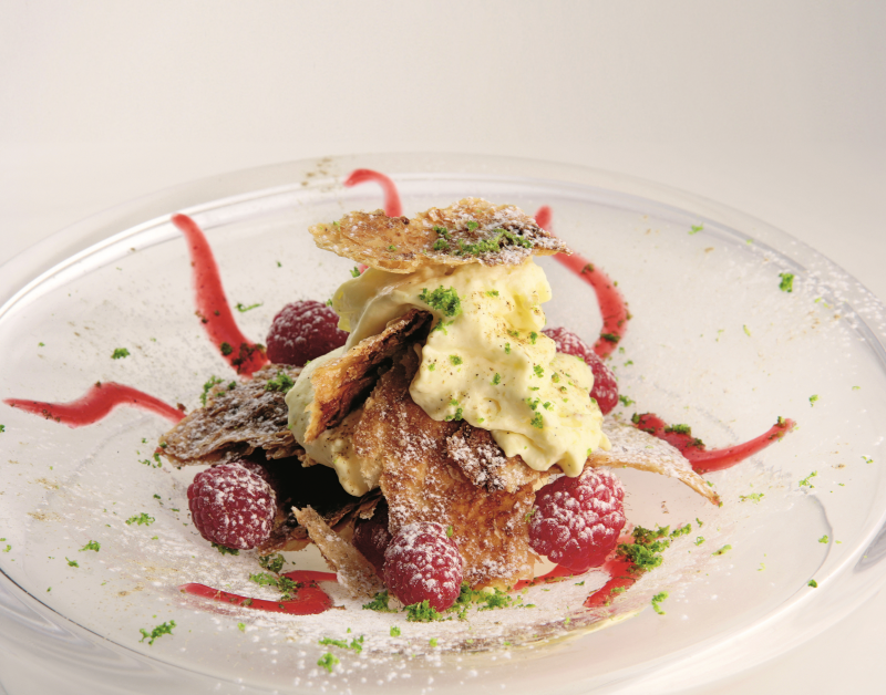 Millefoglie scomposta con spuma di mascarpone, lamponi, lime e polvere di liquirizia
