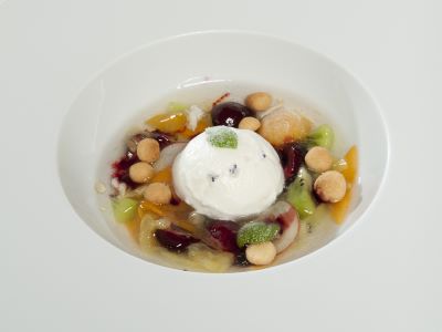 Minestra di frutta con gelato allo yogurt e fiori