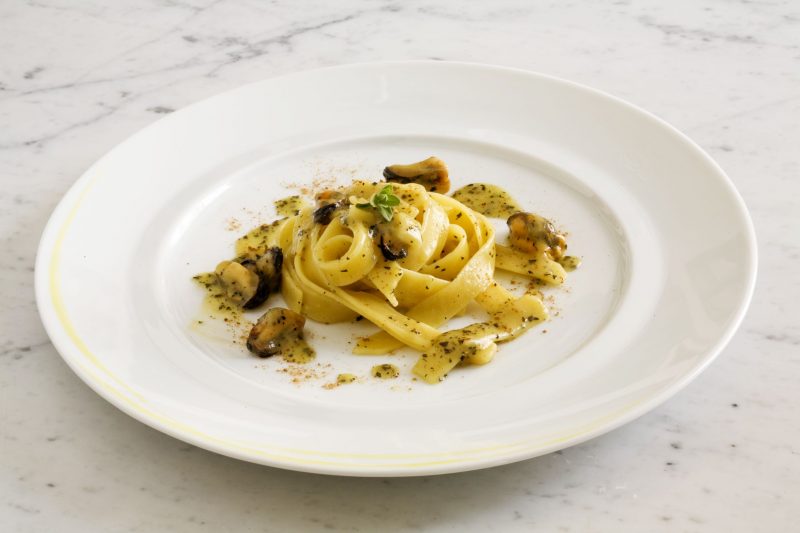 Nastri di pasta con cozze, bottarga di tonno e maggiorana