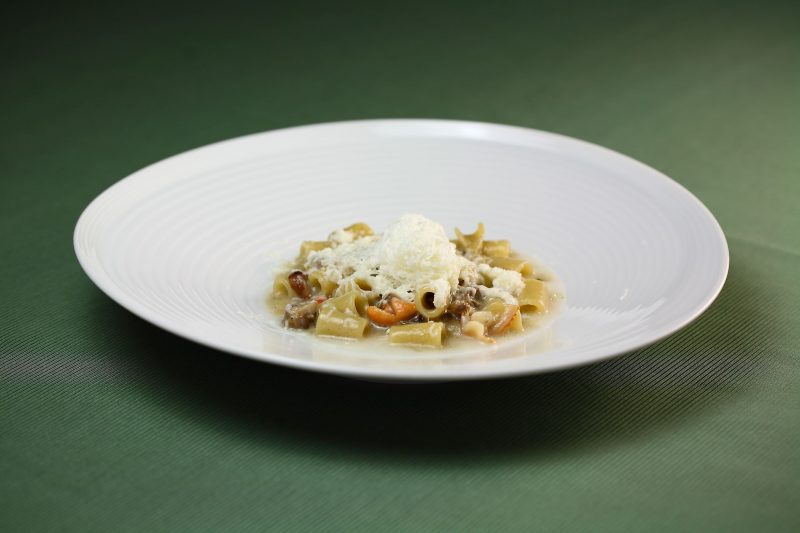 Neve d’autunno, mozzarella di bufala grattugiata con zuppetta di frutti di mare e pasta a tubetti