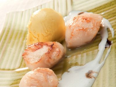 Noci di capesante con panna acida e gelato di zucca