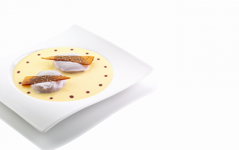 Nuvole al cassis su salsa al lime e croccante al sesamo