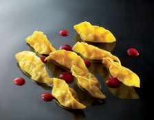 Oggi sposi. Ravioli di musetto di maiale e astice, salsa di melograno