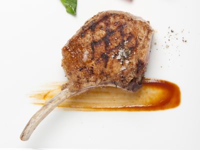Omaggio al Giappone: cotoletta di maiale, myso rosso, radici dolci