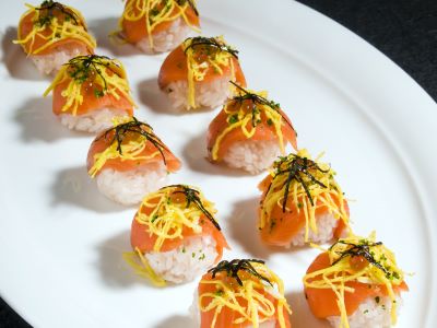 Pallina di sushi con salmone e ikura