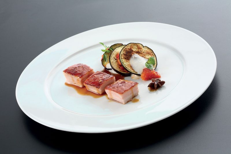 Pancia di maialino da latte croccante con parmigiana leggera di melanzane e salsa alle spezie
