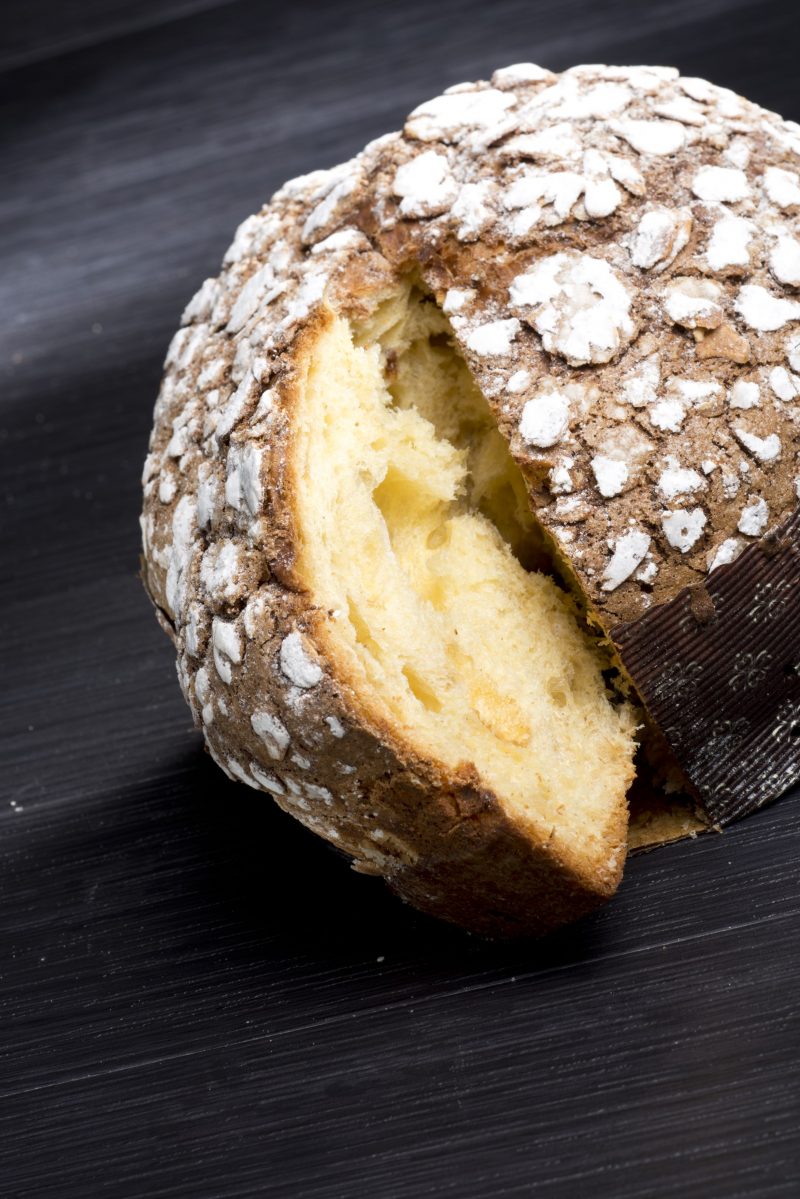 Panettone alle prugne secche e cubetti di marzapane al pistacchio