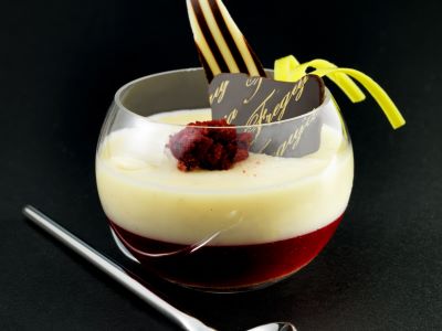 Panna cotta al cioccolato bianco e lamponi