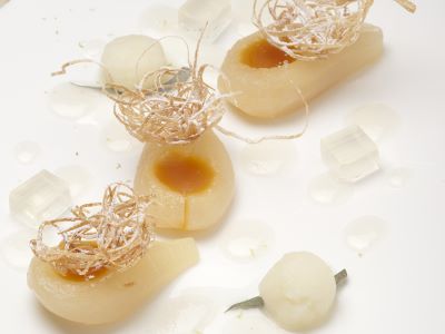 Pere al caramello, lime ghiacciato e gelatina di eucalipto