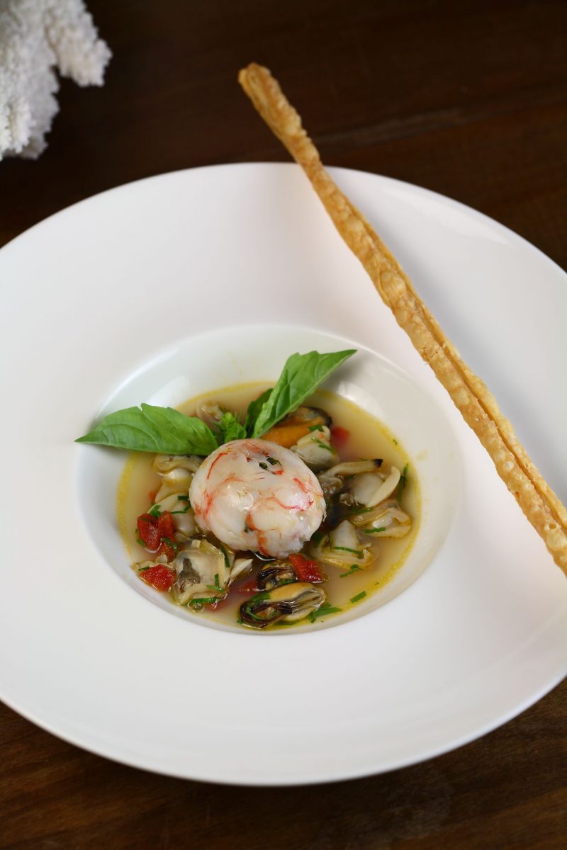 Perla di scampi al pane saporito in salsa mediterranea