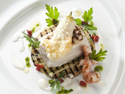 Pesce bandiera, fiordilatte di Tramonti, zucchina e i suoi fiori ripieni in tempura con salsa al basilico e ricotta