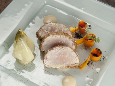 Pesce spada in crosta di pane profumato, con polvere di fiori di capperi iblei e olive nere alla cenere, emulsione di bottarga, cuori di finocchio e riccioli di carota