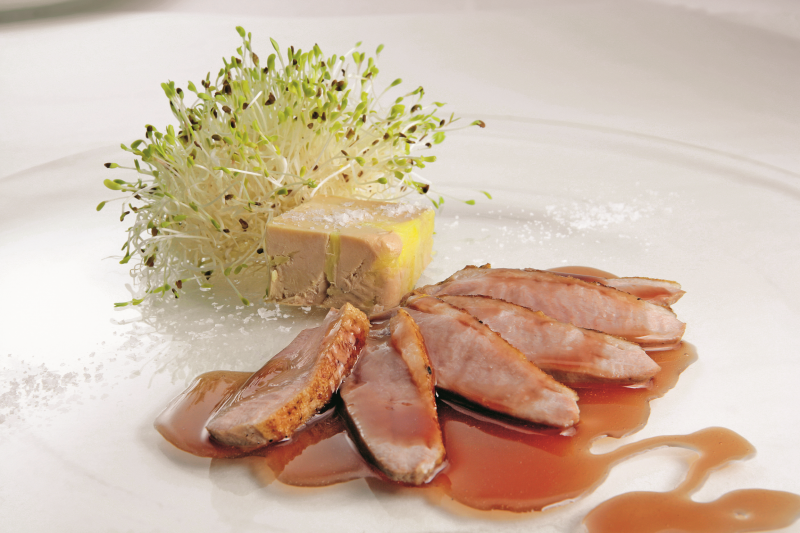 Petto d’anatra cotto al rosa con ristretto di mosto d’uva, piccola terrina di foie gras, germogli di erba medica