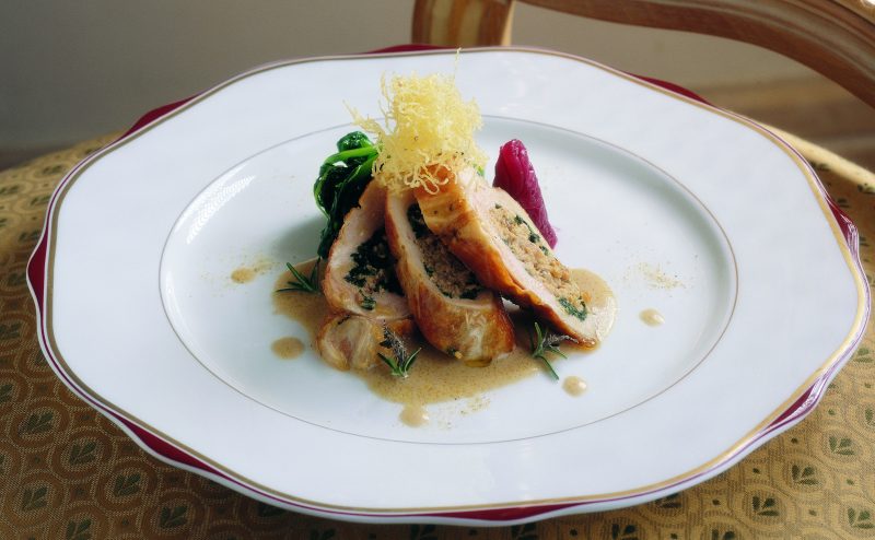 Petto di faraona farcito della sua carne e cicoria, con salsa di porcini