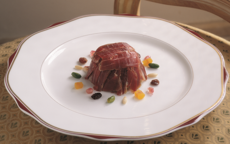 Petto d’anatra affumicato con insalata di campo, frutta secca e aceto balsamico tradizionale di Modena