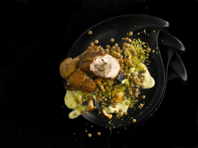 Quaglia farcita, funghi di sottobosco, lenticchie stufate e pistacchi