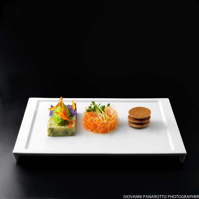 Quello che mangerei ogni giorno. Pâté di patate peruviane, ceci e piselli con insalata di germogli e crudità, blinis di grano saraceno