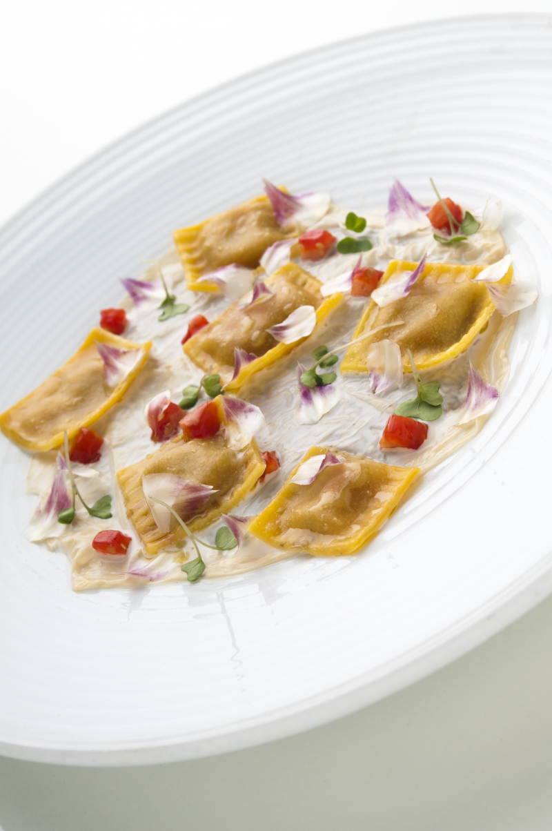 Ravioli alla carbonara, ostriche affumicate, purè di prezzemolo e aria di lime