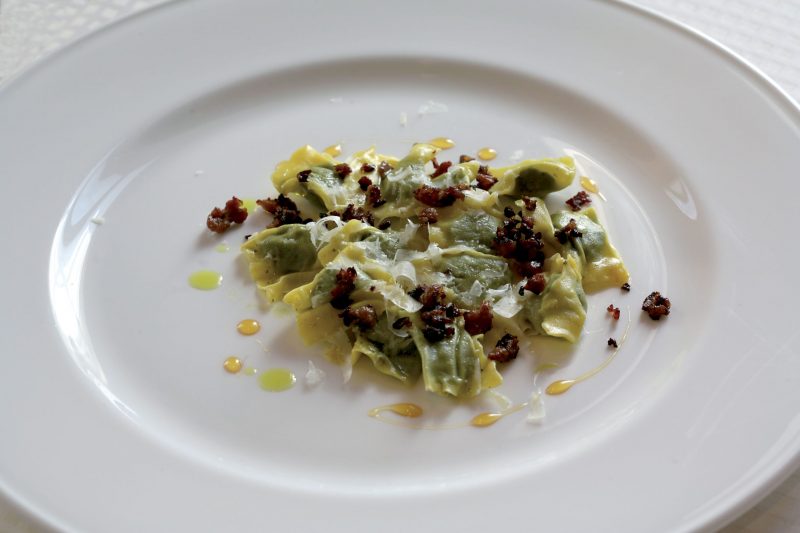 Ravioli di cime di rapa con salsiccia croccante e caramello al peperoncino