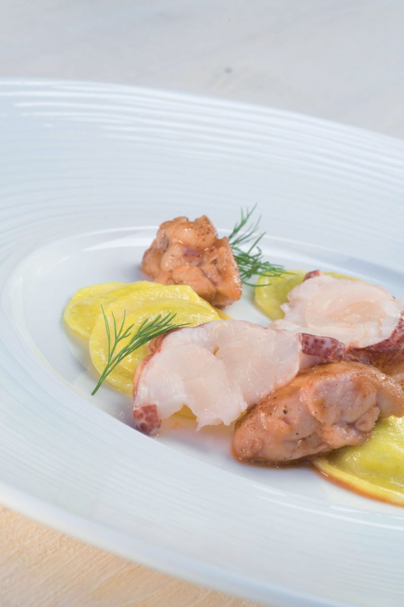 Ravioli di cipollotto fresco al sugo di astice blu e animelle dorate