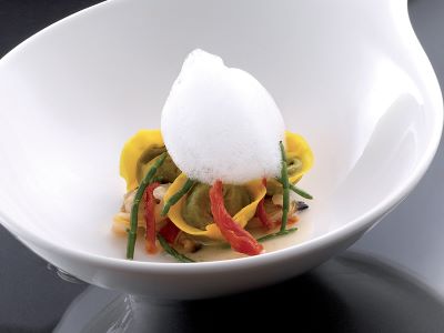 Ravioli di lattuga di mare con pomodori canditi
