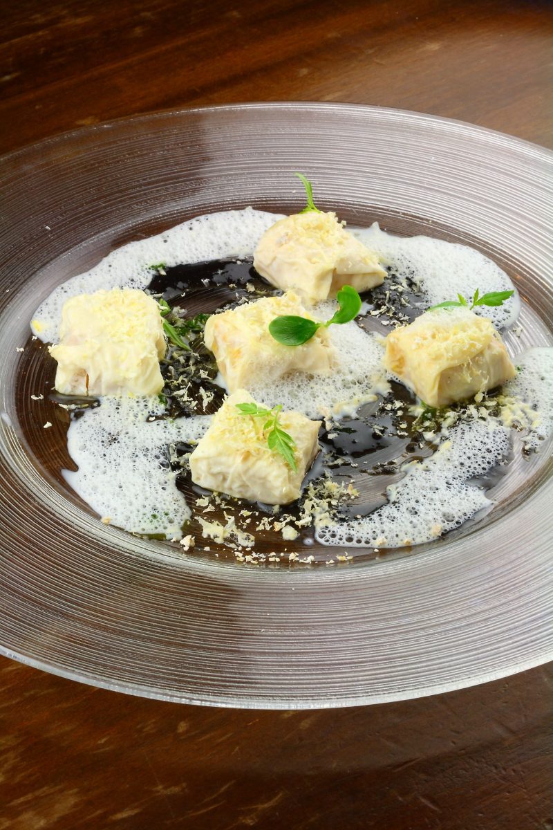 Ravioli di pelle di latte ripieni di zucca, sesamo e parmigiano