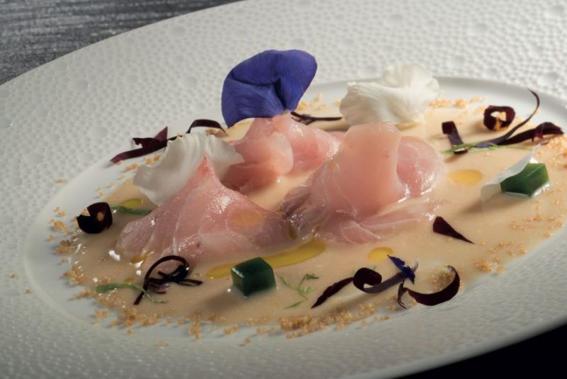 Ricciola con salsa di porro, basilico e viola