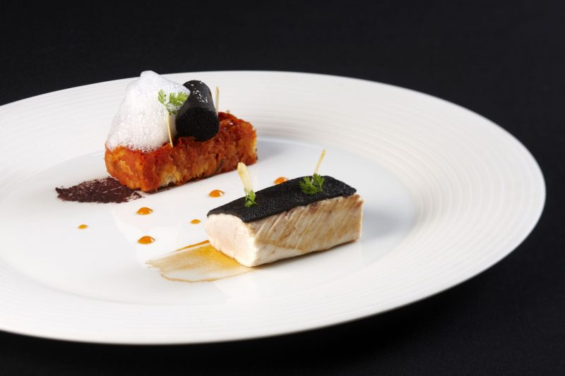 Ricciola, pappa al pomodoro, cannolo di olive nere e aglio dolce