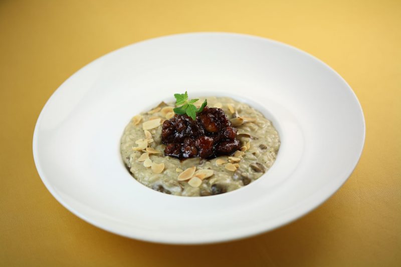 Risotto con porcini e animelle di vitello glassate al Marsala e filetti tostati di mandorla