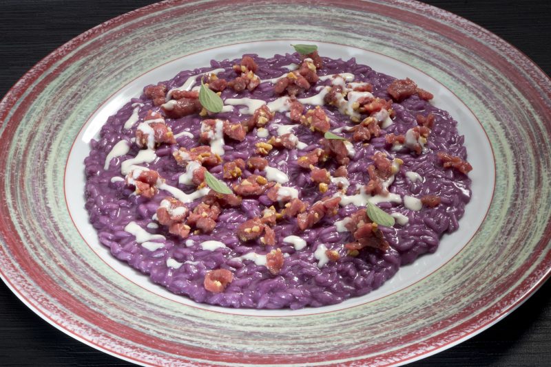 Risotto viola con tartare di manzo, granella di nocciola, aneto e salsa al lardo