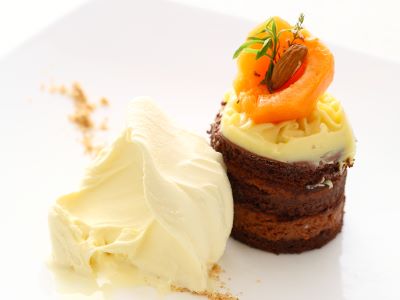 Sachertorte con gelato al mango