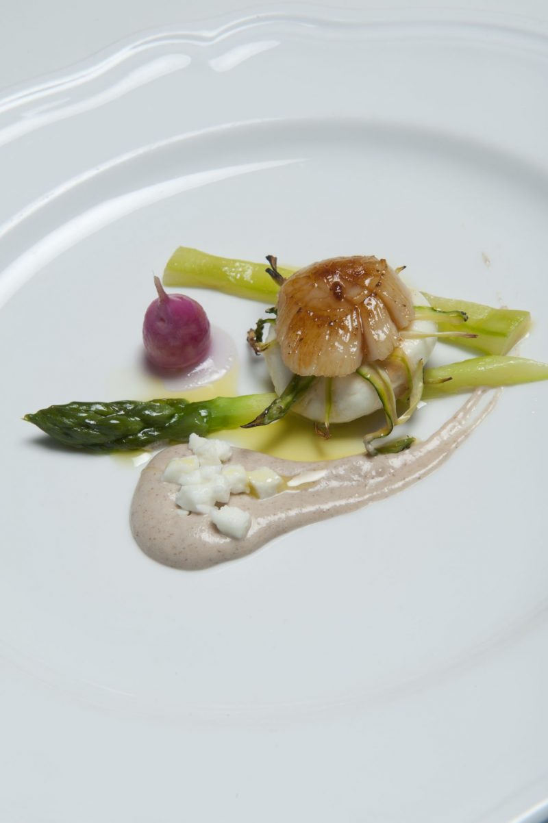 Sandwich di cappasanta caramellata con asparagi e mozzarella di bufala in burro finto alla banana…e ciliegini glassati