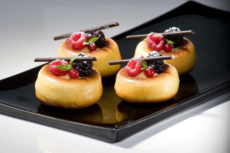 Savarin alla crema pasticcera e frutti rossi